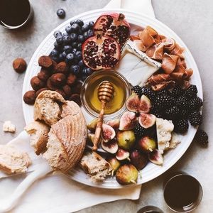 LE CREUSET | WHITE CERAMIC CHARCUTERIE BOARD WITH REMOVABLE WOOD CUTTING